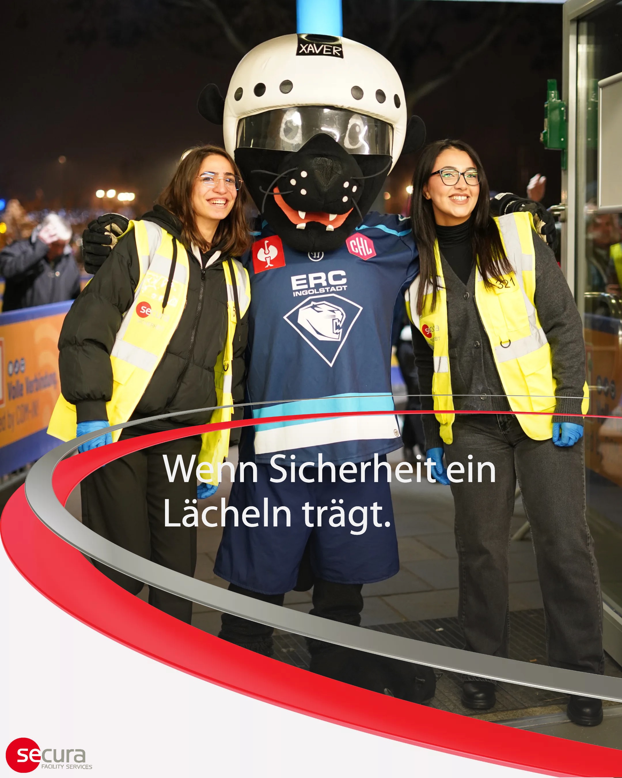 secura mit dem Maskottchen vom ERC Ingolstadt Eishockey 
